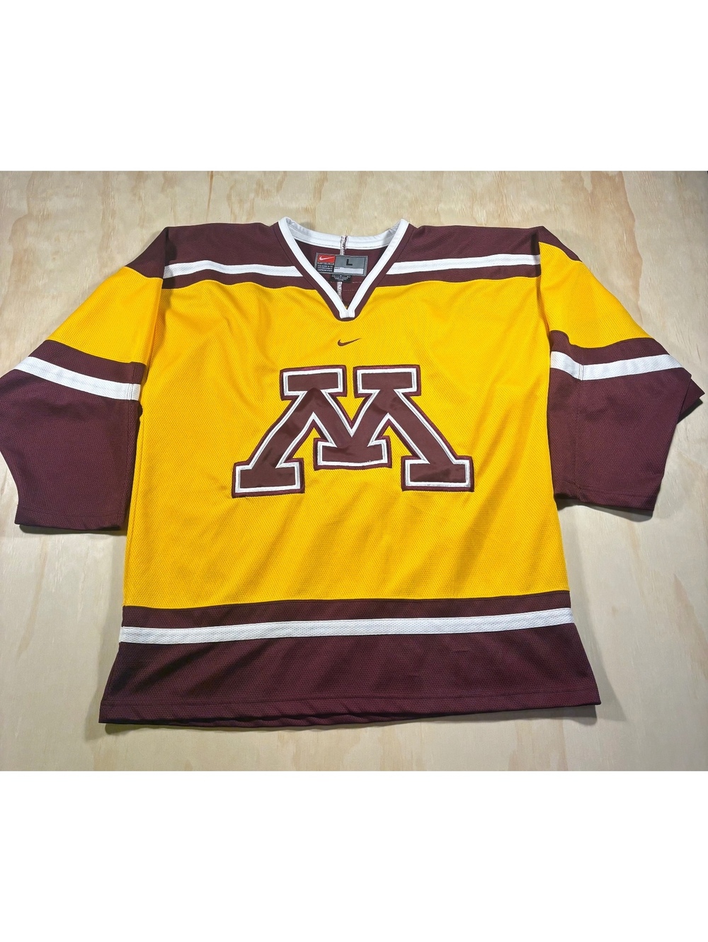 Nike Minnesota GOLDEN GOPHERS HOCKEY JERSEY. Size large. Team Hockey Jersey